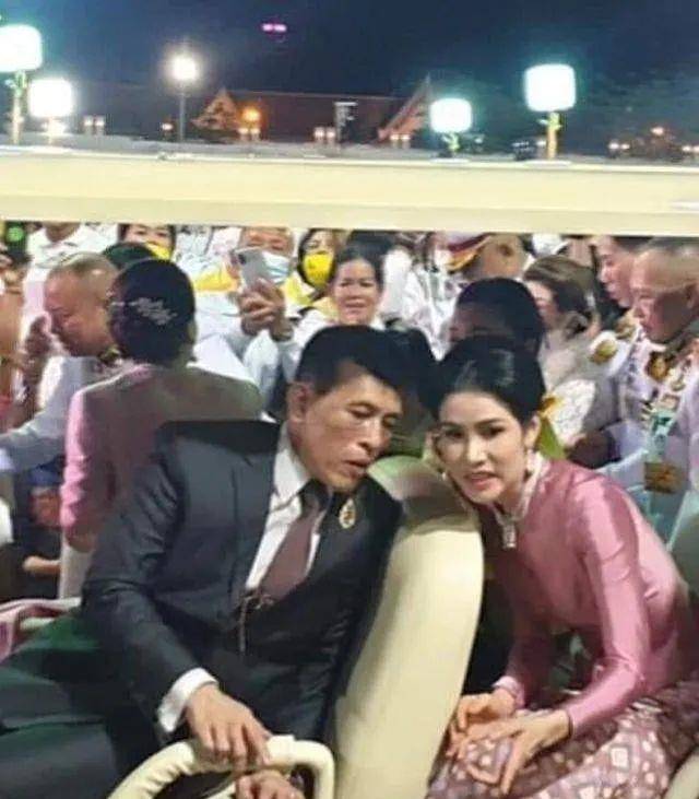 看到街边有民众献礼物,她车没停稳就冲下去接,一路屈膝小跑回到车边