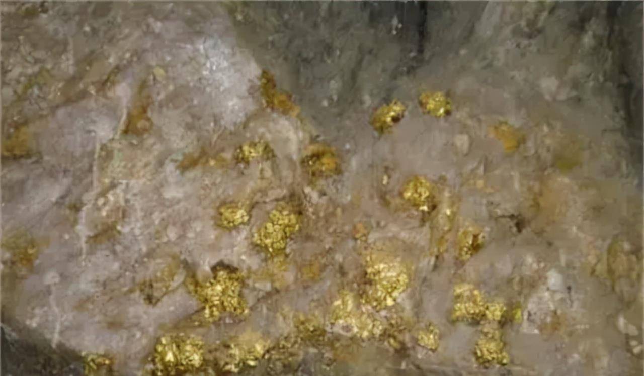 广西"上林帮"非洲淘金:每天如刀尖舔血,常备200克金子保命