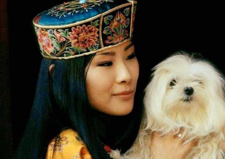 不丹老国王娶4个亲姐妹,个个肤白貌美丹凤眼,生下5颗耀眼明珠_公主