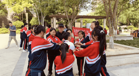 濮阳市华龙区濮东小学开展信任背摔团辅活动