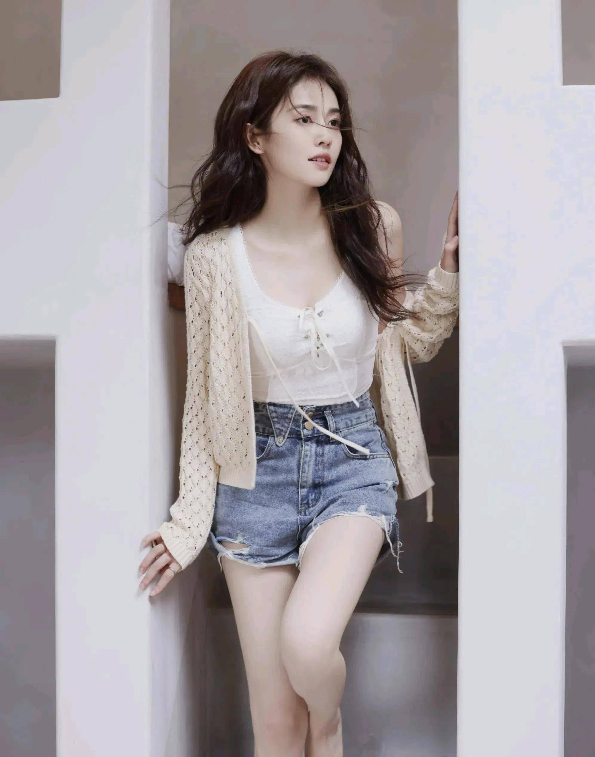 白鹿的高清写真集惊艳发布,每张照片都美得令人惊叹不已,充满妩媚与