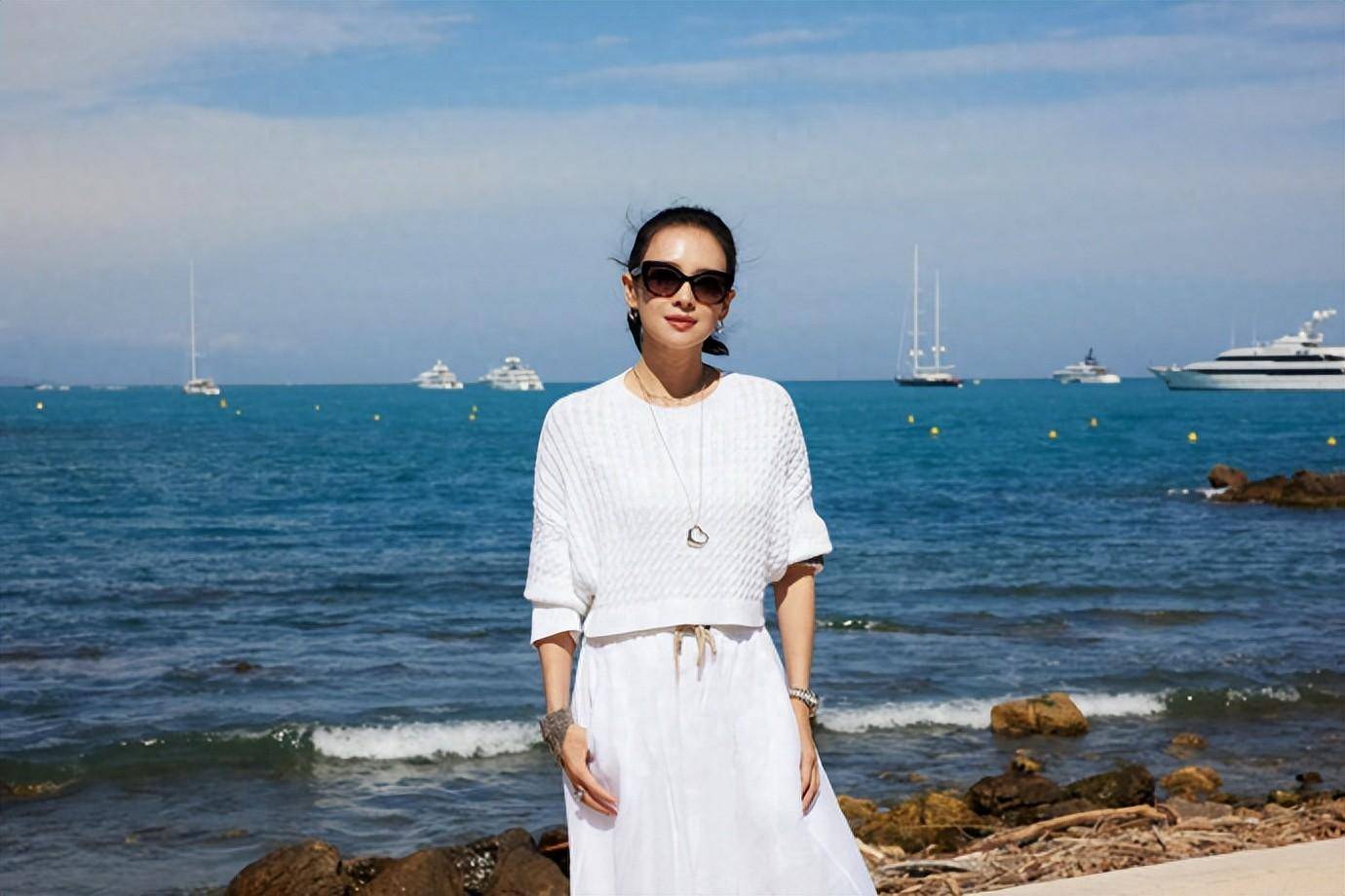 章子怡在戛纳太美了!一身白裙扎着马尾在海边把人美到,心态超好