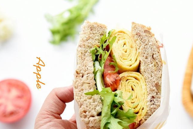 懒人早餐,煎个鸡蛋卷一卷,面包夹着吃,好看还好吃,孩子吃得欢_三明治