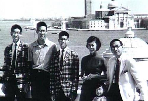 卢爱玲是东莞人,同样也是名门望族出身,在培养出众多中国知名女子的