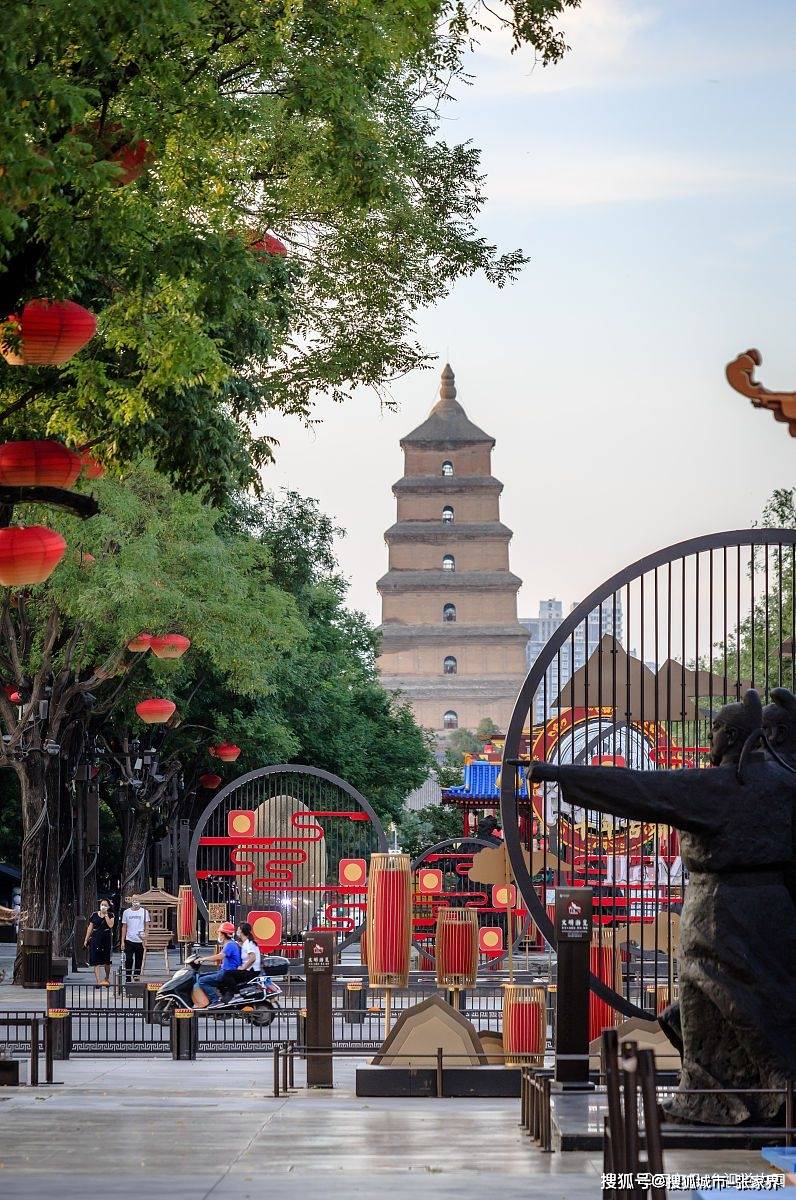 于一部波澜壮阔的历史长卷之中,那些历经风雨的古建筑,如大雁塔,钟楼