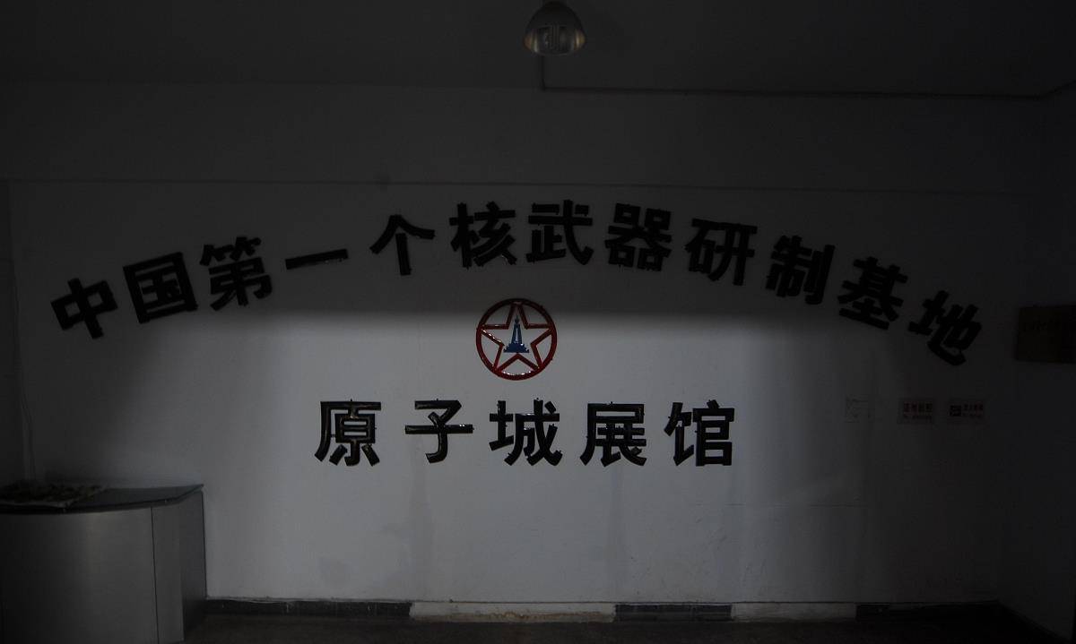 许德珩:谁这么大本事造出了原子弹啊?严济慈:是你女婿邓稼先!