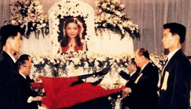 歌后邓丽君遗体照流出:和生前一样美丽,下葬时仍保持那份优雅