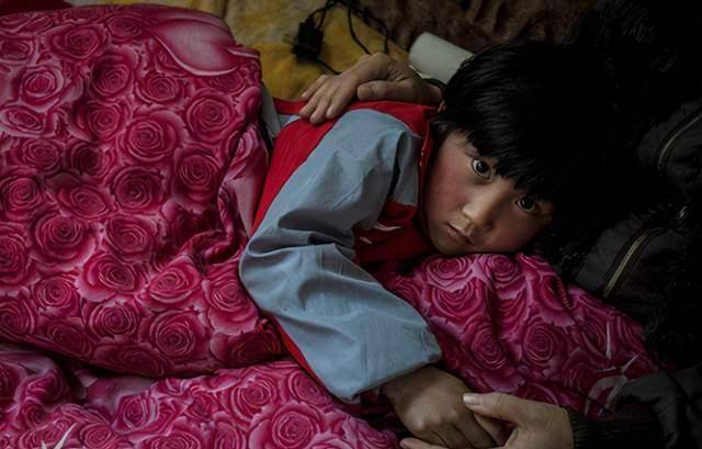 美国人跑到全世界领养孩子,爱心泛滥的背后,究竟有何原因?