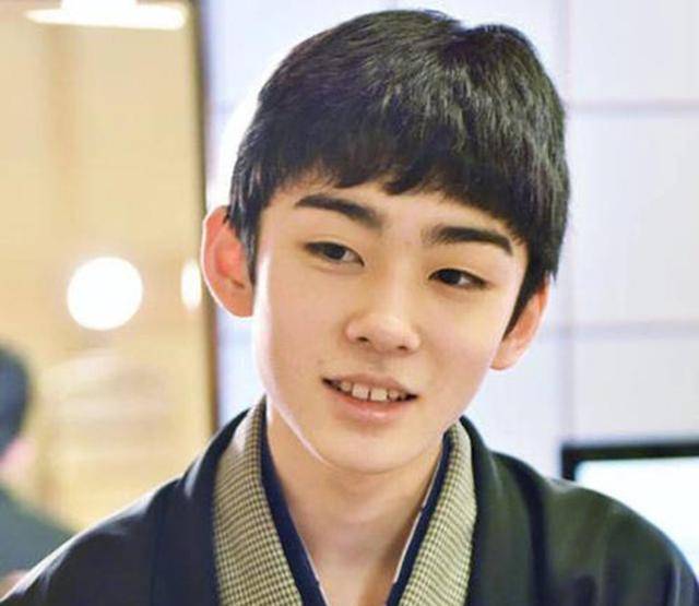 他的爷爷是藤间昭晓,他的父亲是藤间照薰,两位都是日本赫赫有名的歌舞