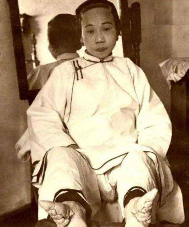 她很想反驳家里人的对她的强迫,但是看到同龄的女生也是被家里人裹脚