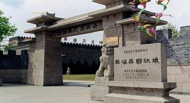 在宫城的东西两侧发现有各种手工业作坊遗址,包括大型铸铜,铸铁,铸币