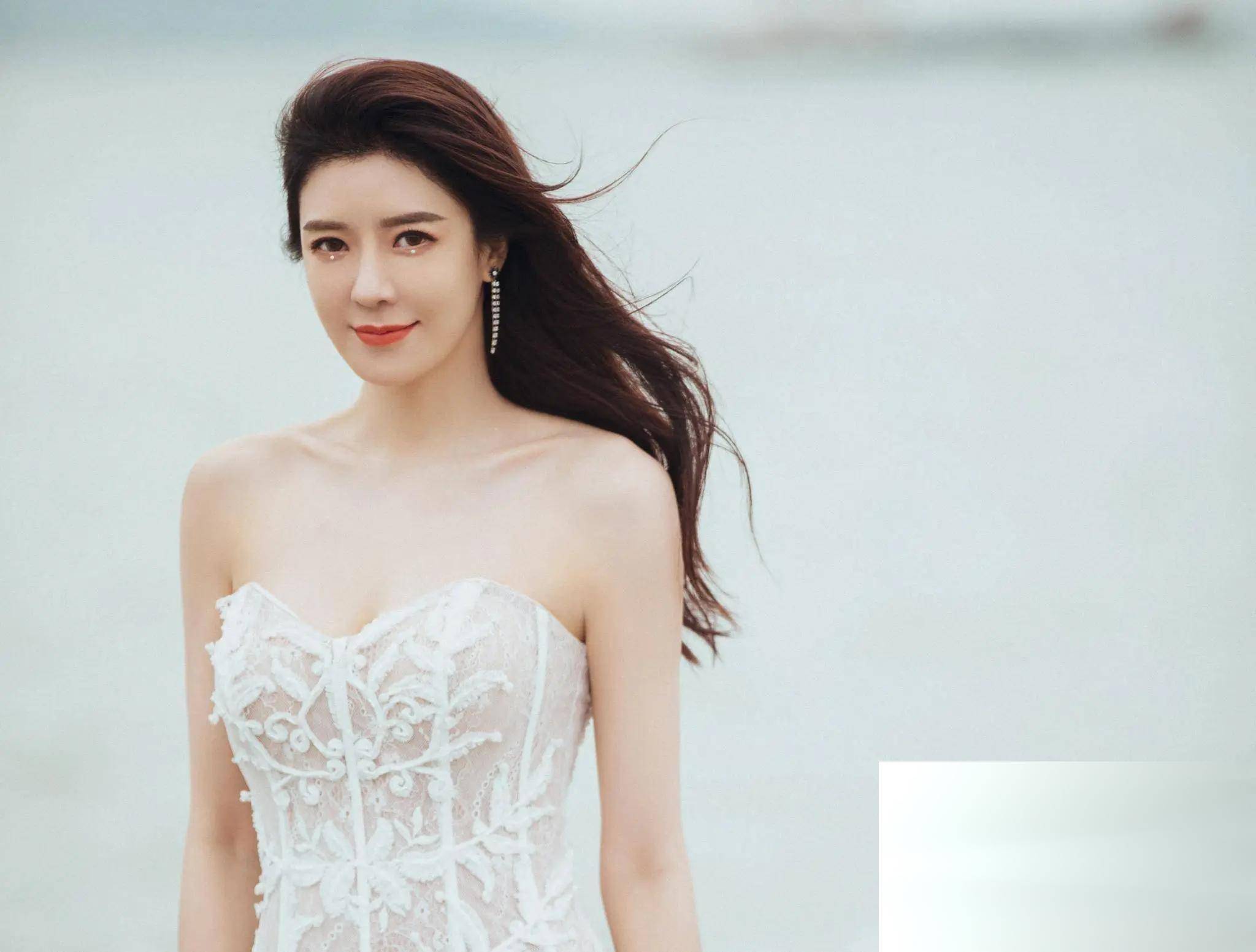 周韦彤写真,32岁女神的性感迷人,魔鬼身材让人心跳加速,这谁顶得住!