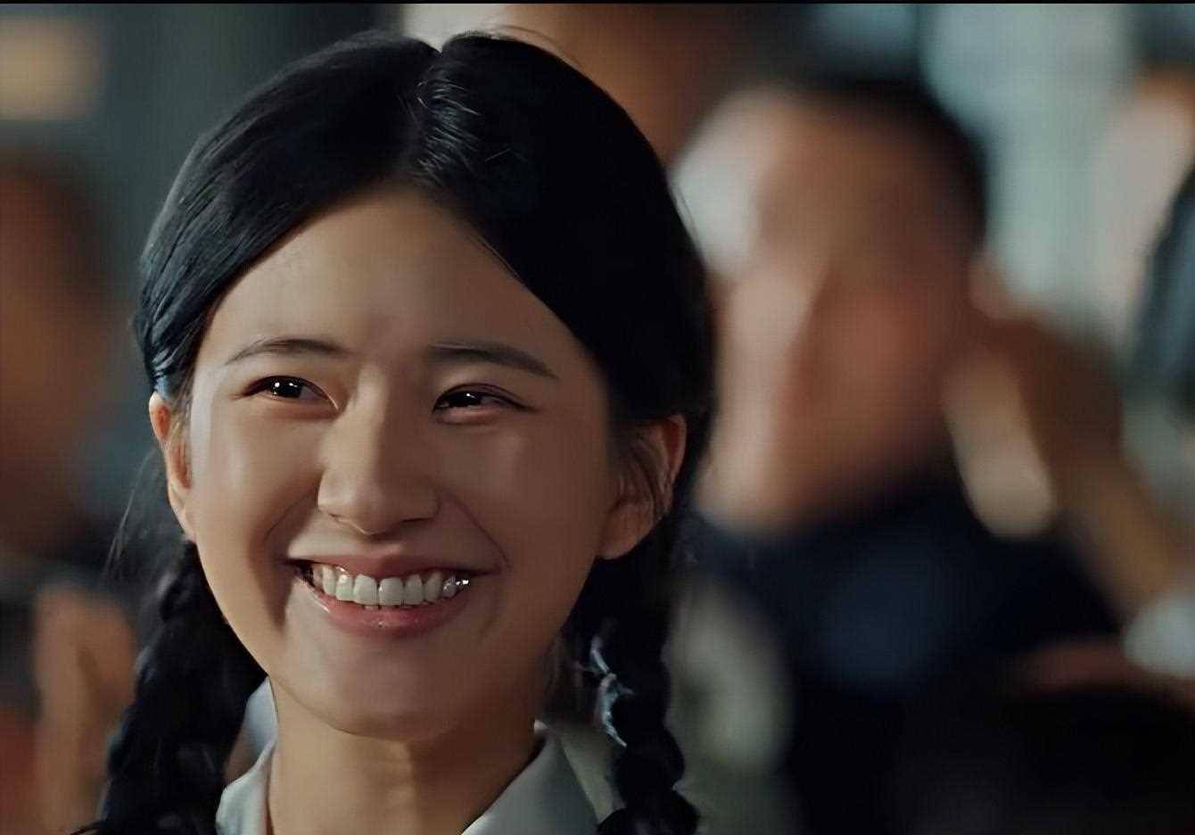 在《人生之路》中,女主角李沁的烤瓷牙成为观众热议的焦点.