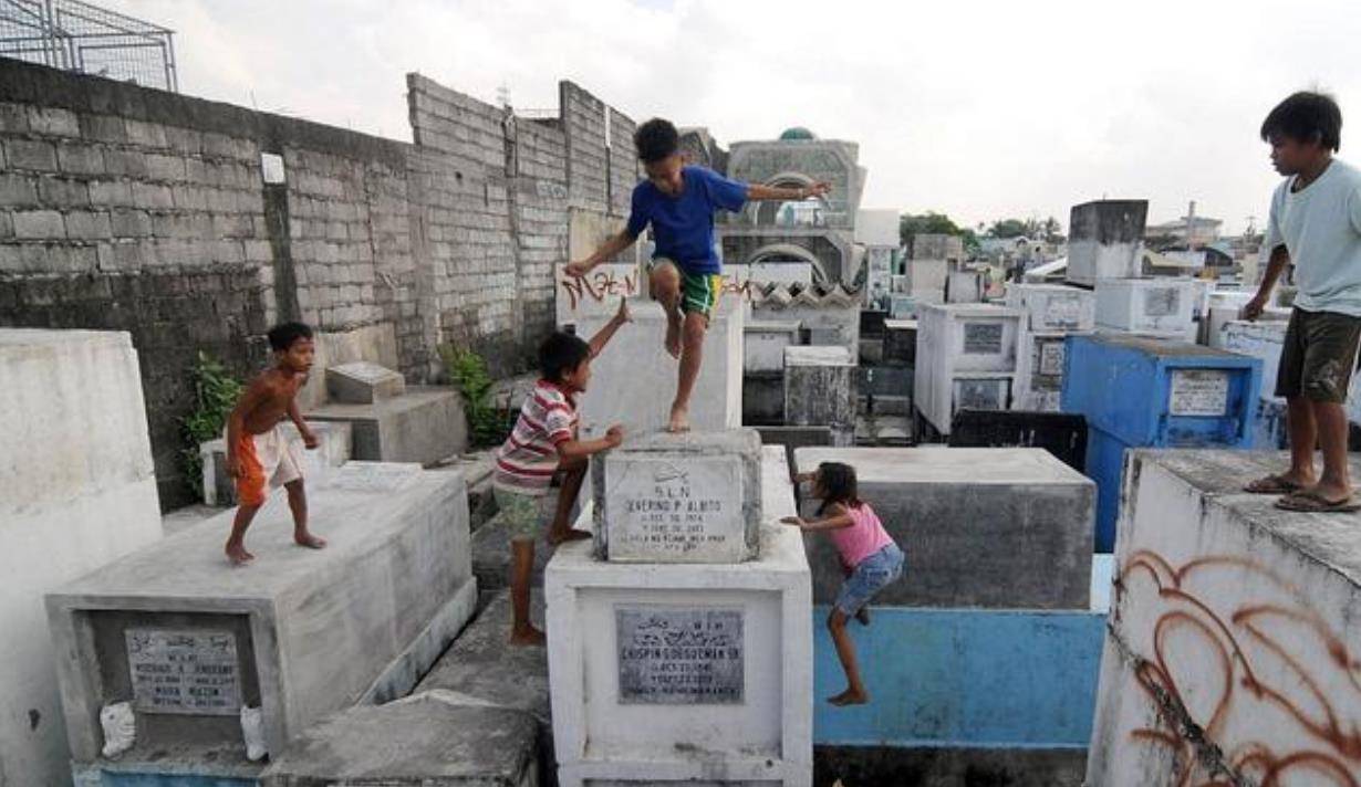 菲律宾著名的"活死人区":人们在棺材上睡觉,孩子拿尸骨当玩具