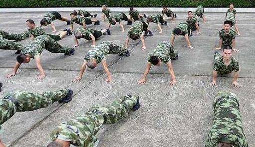 军队中俯卧撑做多少才合格?说出来别不信,最高纪录至今无人能破