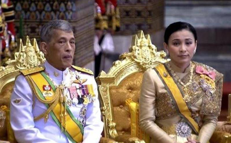 泰国国王与贵妃诗妮娜穿情侣装,与提帮功王子亲密互动,不见王后身影