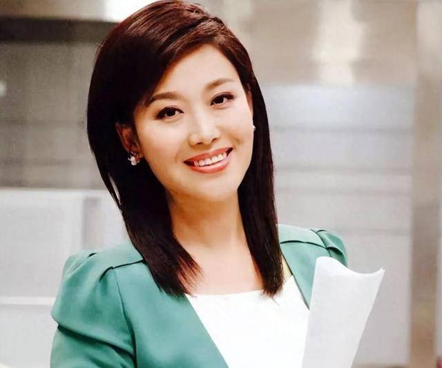 央视美女主持人,低调嫁圈外丈夫,被丈夫宠爱,一家三口幸福美满