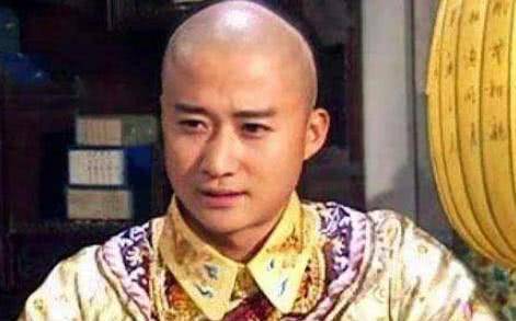 他的一生基本没有遭遇过挫折,看看他的爸爸雍正,九子夺嫡是何等风险