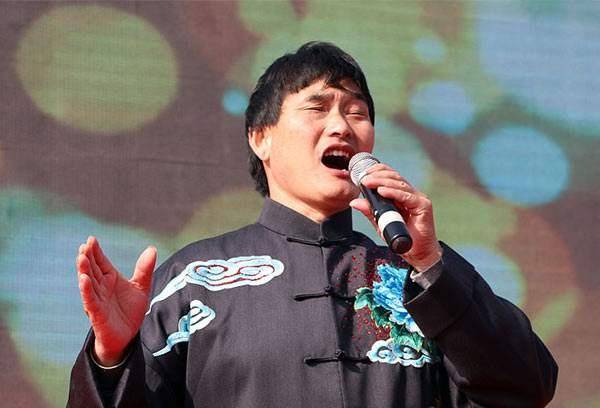 朱之文歌唱得怎么样?为何一直穿着大衣?难道连衣服都买不起吗?