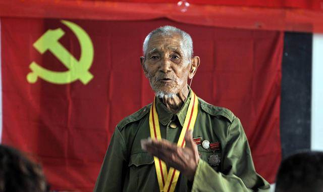 战争有多残酷?105岁老兵含泪讲述,他曾用死去的战友挡子弹