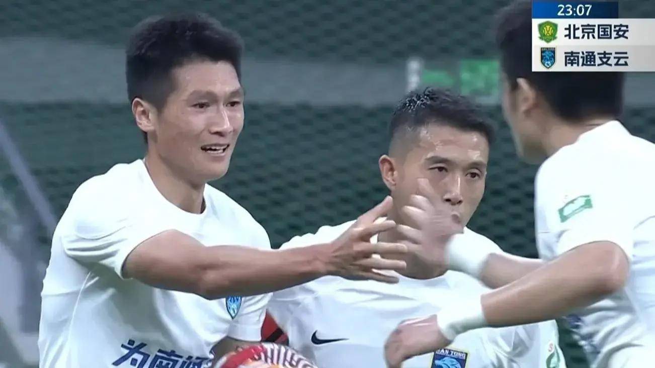 南通渐渐从松弛的节奏走出来,第23分钟郑浩乾禁区鱼跃冲顶头球扳回