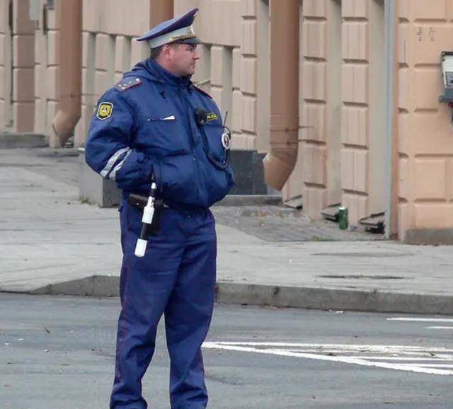 熊也会盗墓?俄棕熊连挖20余家坟墓,从棺材拖出尸体将其吃掉