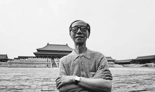 溥仪回故宫还买票,在一把椅子下面,找到自己曾经藏着的宝贝