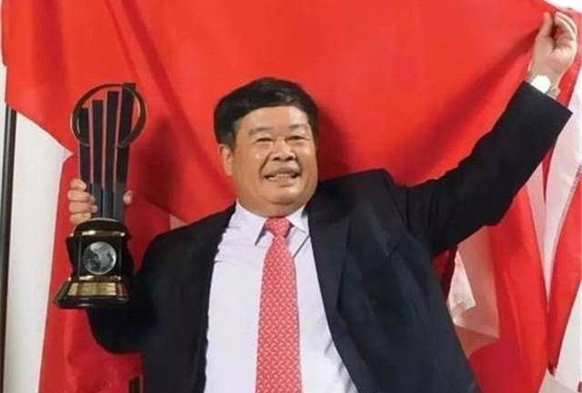 曹德旺回乡捐钱,对仇人说:谢谢你当年那一拳不然我现在跟你一样