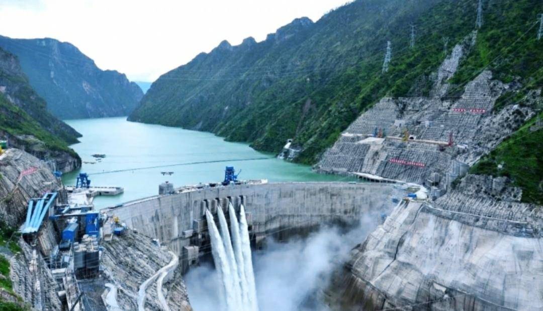 水电站发电时,下游的水还有很大的流速,为何不能再次用于发电?