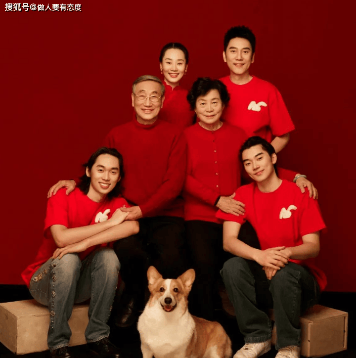 54岁林依轮穿长筒袜引热议!网友质疑其穿女装,本尊回应穿衣自由