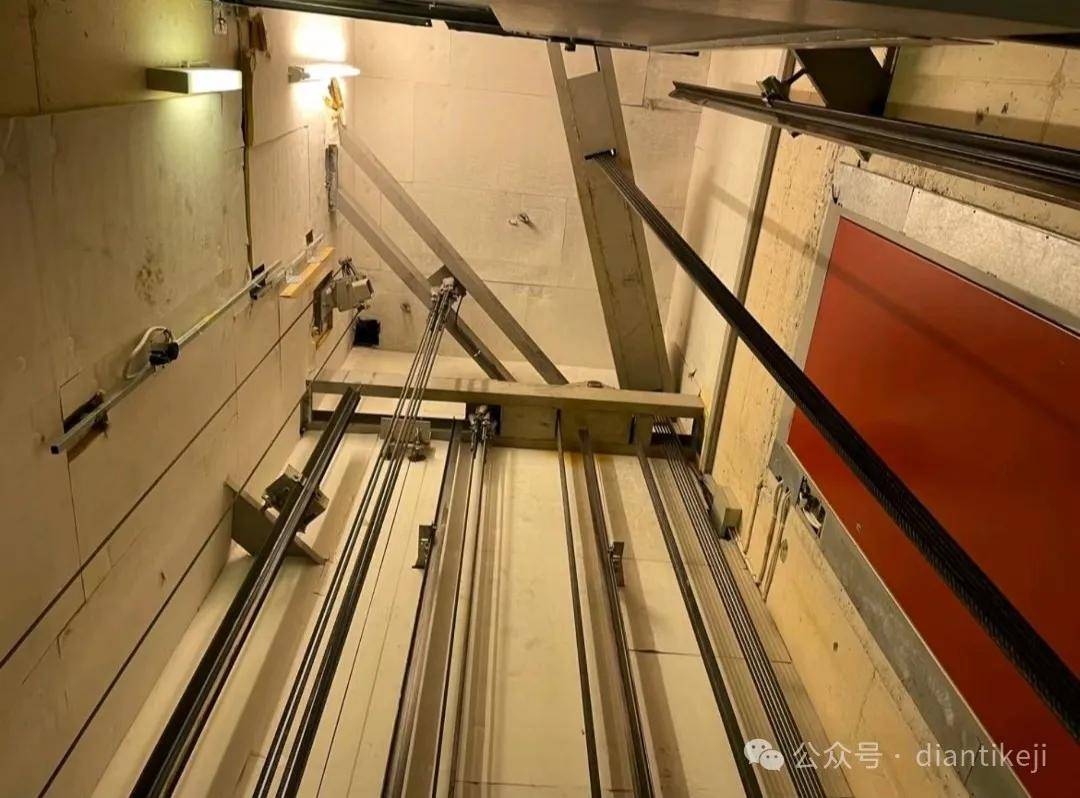 图说:下侧置电梯机房电梯