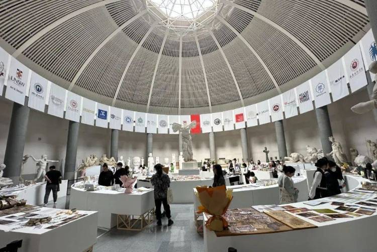 央美毕业生作品《超级蜂巢》火了,花2万做出一堆垃圾?学生回应