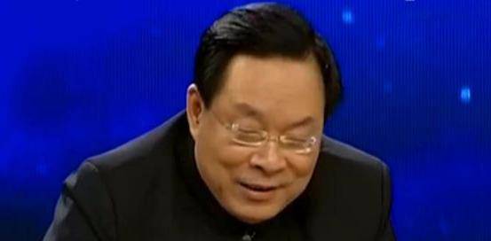 男子用12套房子换画册,带去鉴宝后,专家声称:一页就是一套房子