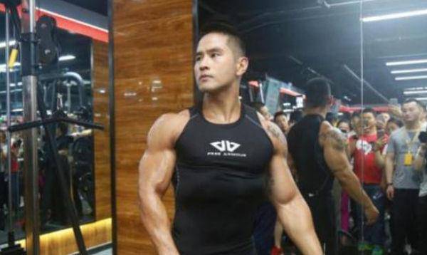 正值当红的明星,因入美国籍惨遭封杀驱逐出境,终生不得回国_刘承俊_服