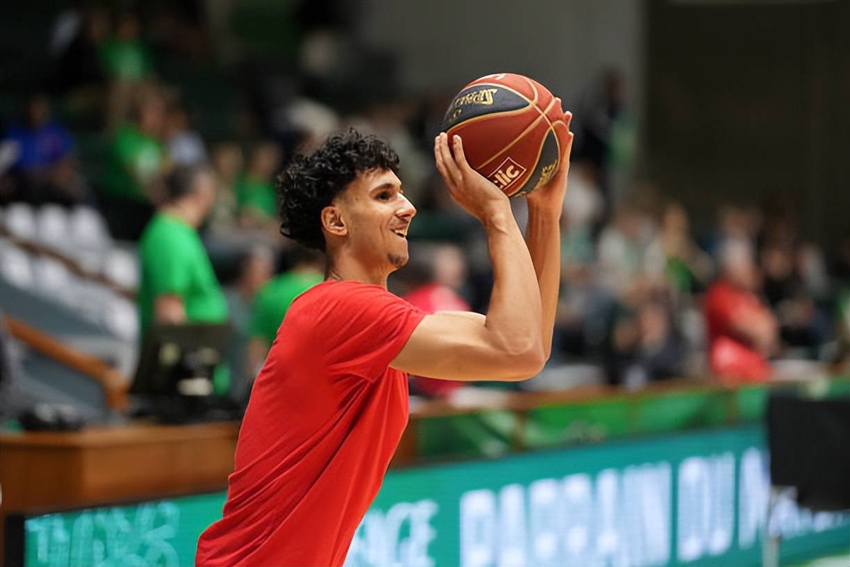 眼下凭借着一系列的出色表现,里萨谢也是引起了各支