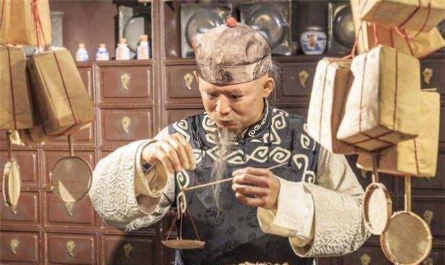 男子借钱从来不花,都藏在柜子里,按时还利息,多年后变亿万富翁