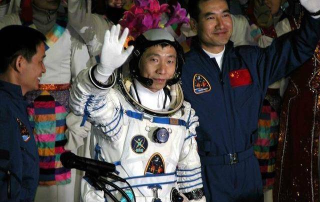 杨利伟在太空听到"敲门"声,十七年后谜底揭开,多亏他当时机智