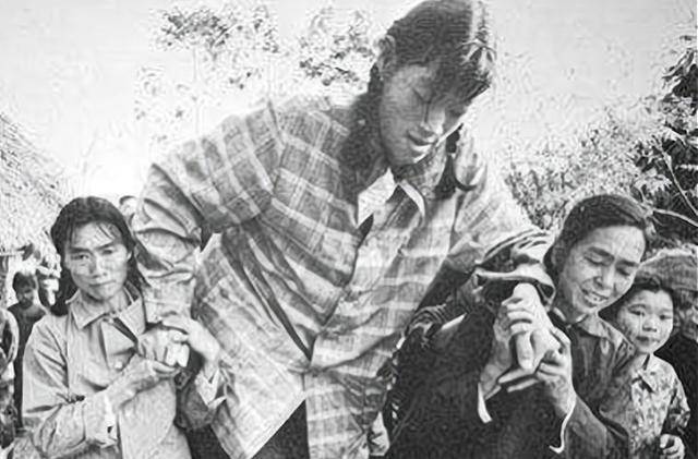 48米高,比姚明还高22cm,18岁去世遗体至今未火化_曾金莲_身高_父母