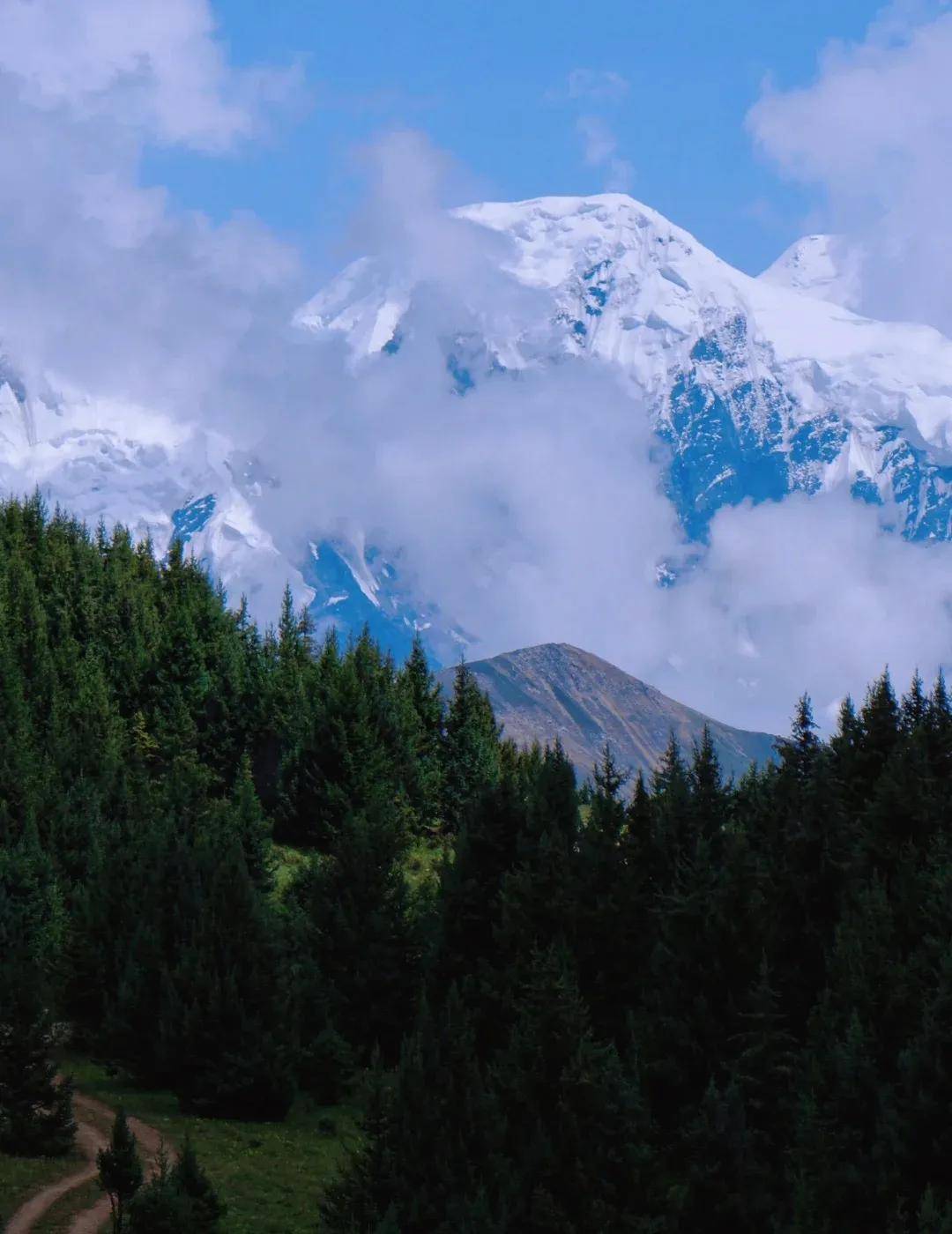 成都贡嘎雪山照图片