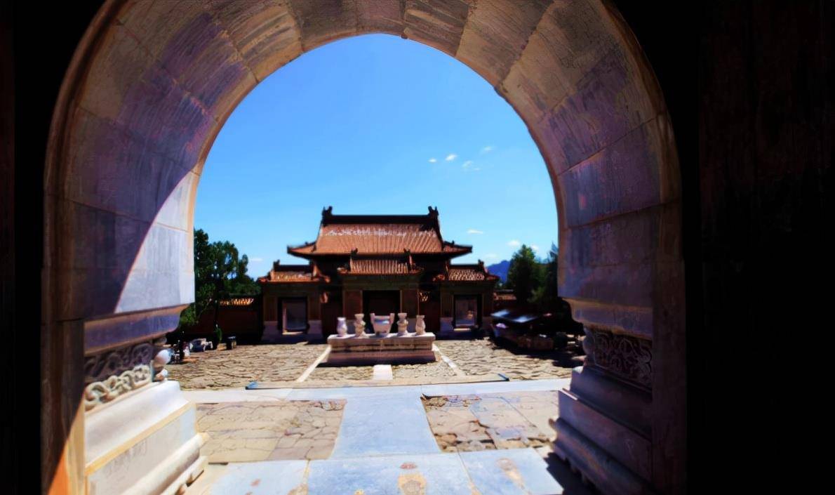 在饭桌上,张世益介绍说,清西陵是清朝的传统墓葬陵园.