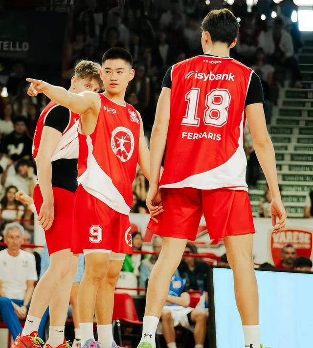 再看他在国家队的经历.赵维伦曾参加上届世青赛,表现抢眼.