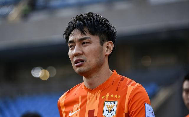 中超最具抢断能力的右后卫!吴兴涵成功限制外援突击手,笑容再现