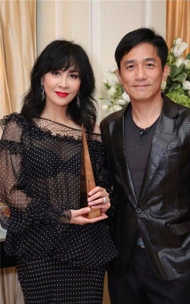 刘嘉玲越老越敢穿!波点"透视装"直接露内衣,皱纹暴露年龄