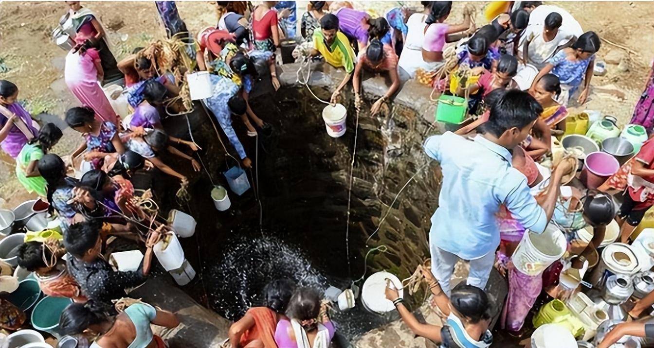 印度男性的保姆和"奴隶",只要丈夫需要,那么她就必须听从,缺水和信仰