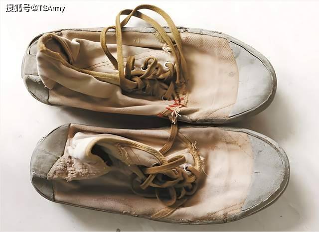 五,胶鞋腰带前后还带有可调整的金属卡扣,这样能方便快速脱穿.