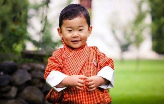 不丹小王子长大了!一家3口罕见和服亮相,婴儿肥小脸太呆萌