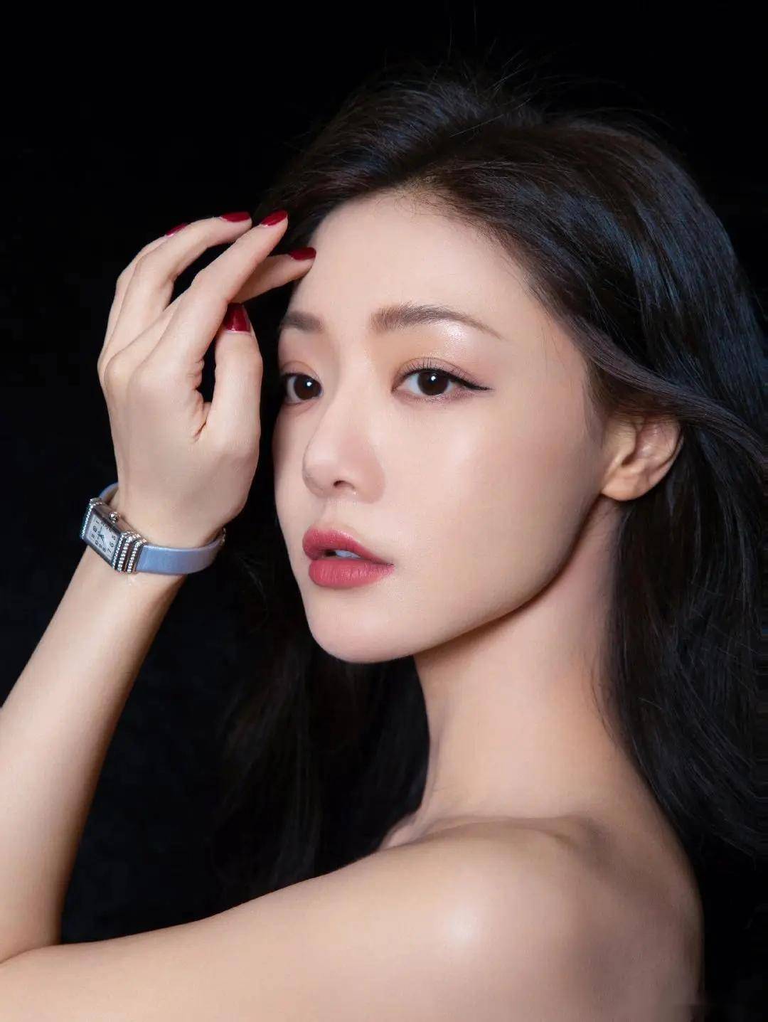 邓家佳,40岁女神的写真,饱满有料的身材,美貌与魅力并存,这谁顶得住!