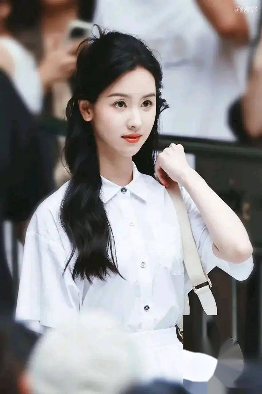 陈都灵,这身材这美貌,女神的风采让人无法抗拒,这谁顶得住!