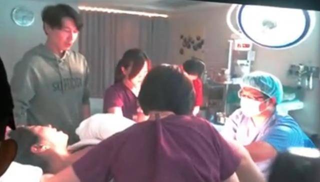 ella"直播"生娃,全裸出镜引群嘲:你生孩子的样子,真丑