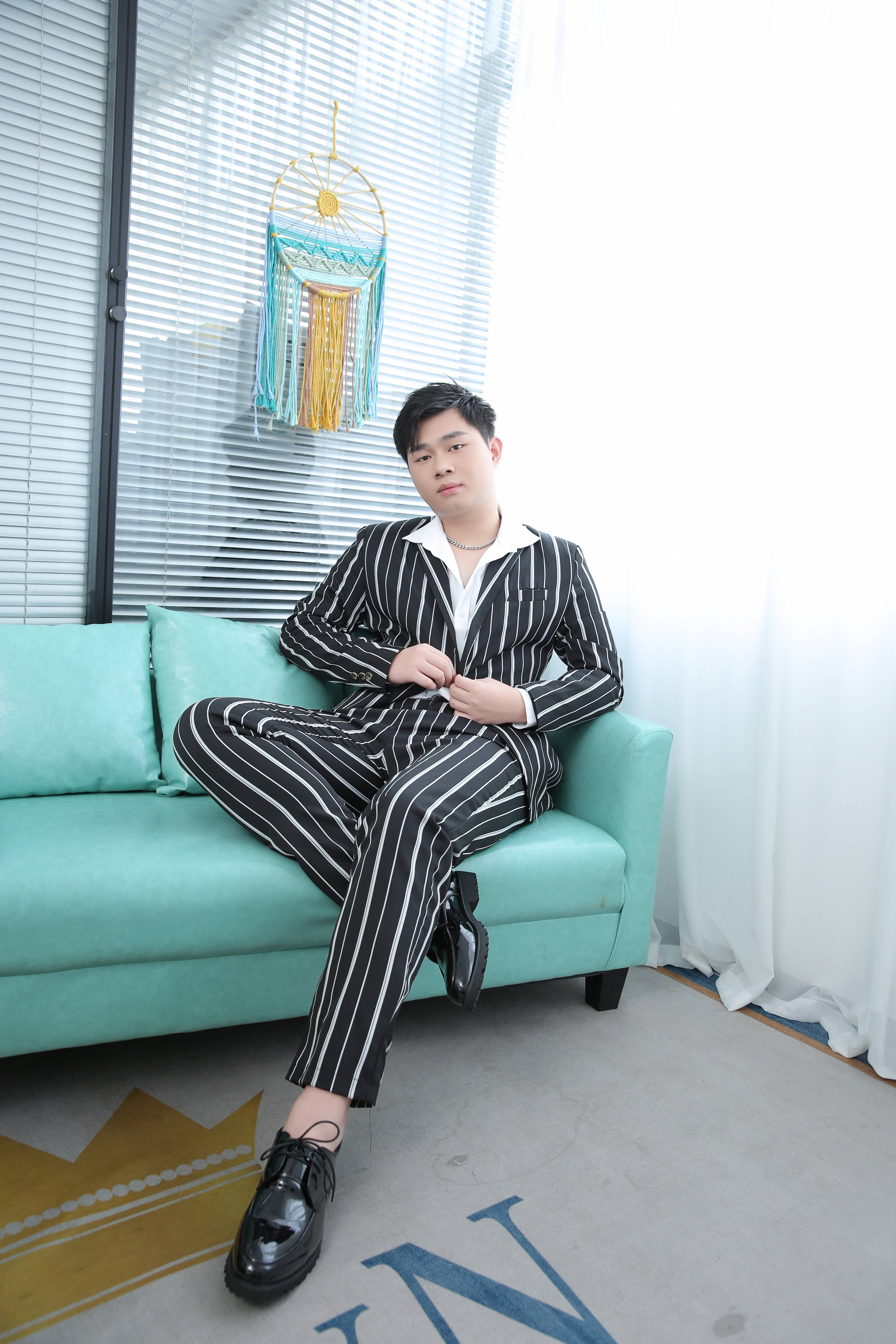 时尚前沿,男模梁杰风采闪耀四方!